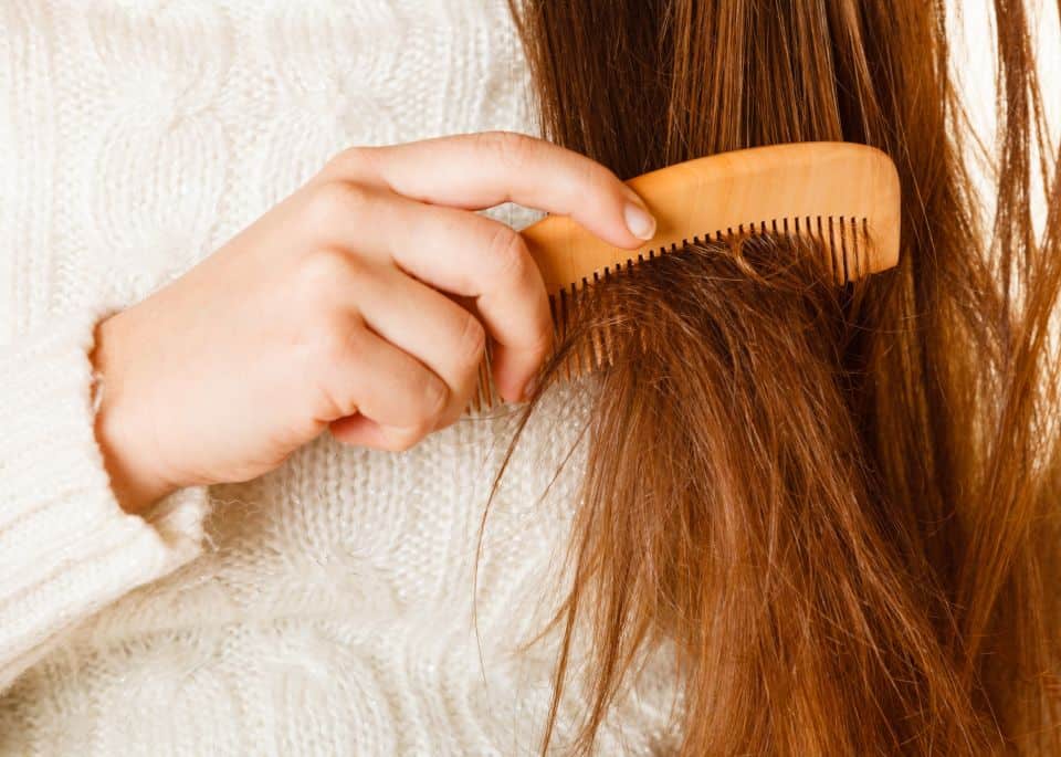 Capelli secchi vs. capelli danneggiati: differenze, rimedi e prodotti giusti