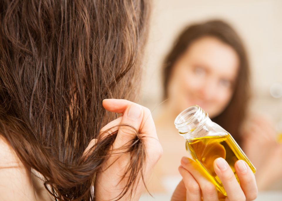 Olio per capelli: quale scegliere e come usarlo